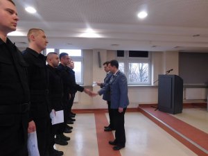 Kierownik Ośrodka z Naczelnikiem Wydziału Prewencji KWP w Łodzi wręczają świadectwa ukończenia szkolenia